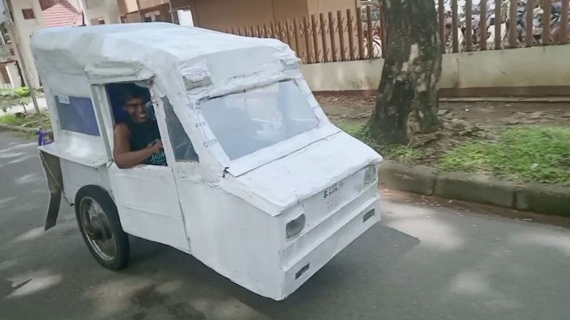 Indonésan si postavil auto z kartonu. Připomíná britskou legendu